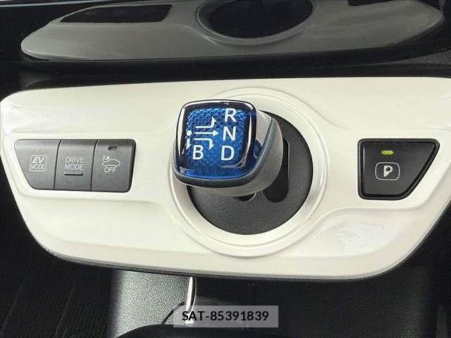 Toyota PRIUS 2017-11 7223733-26