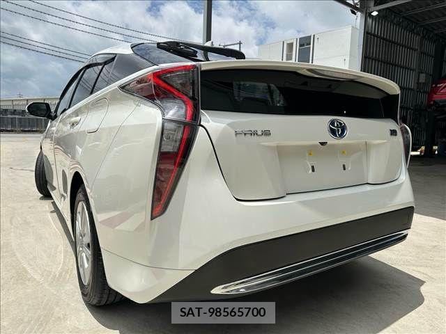 Toyota PRIUS 2017-06 7217150-13