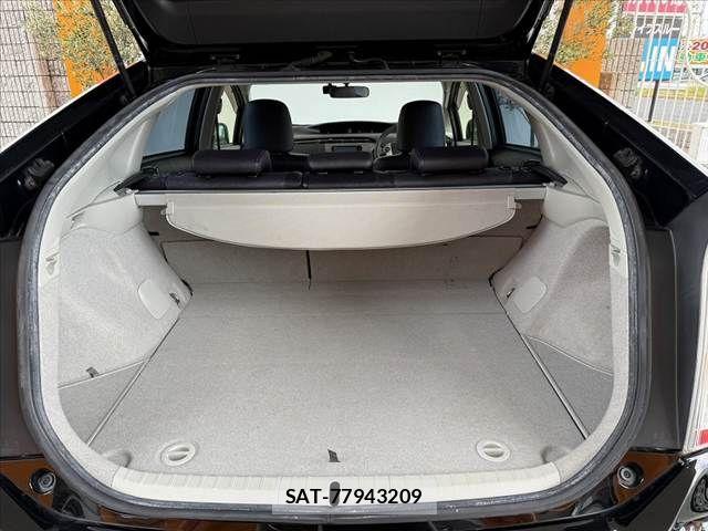 Toyota PRIUS 2013-11 7223671-19
