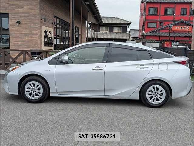 Toyota PRIUS 2017-04 7251942-13