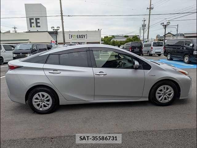 Toyota PRIUS 2017-04 7251942-14