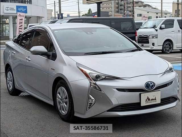 Toyota PRIUS 2017-04 7251942-15