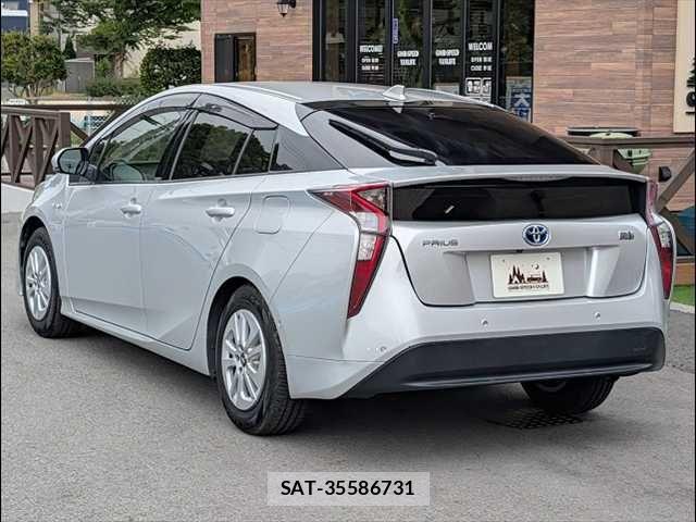 Toyota PRIUS 2017-04 7251942-16