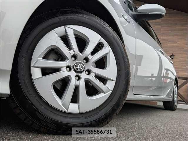 Toyota PRIUS 2017-04 7251942-19