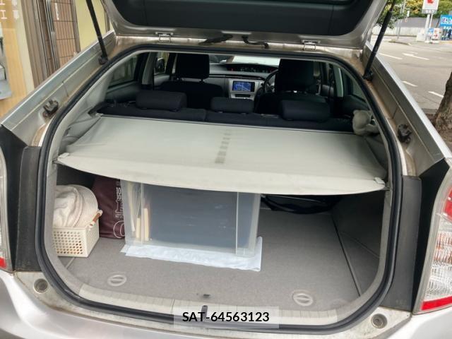 Toyota PRIUS 2015-09 7251967-26