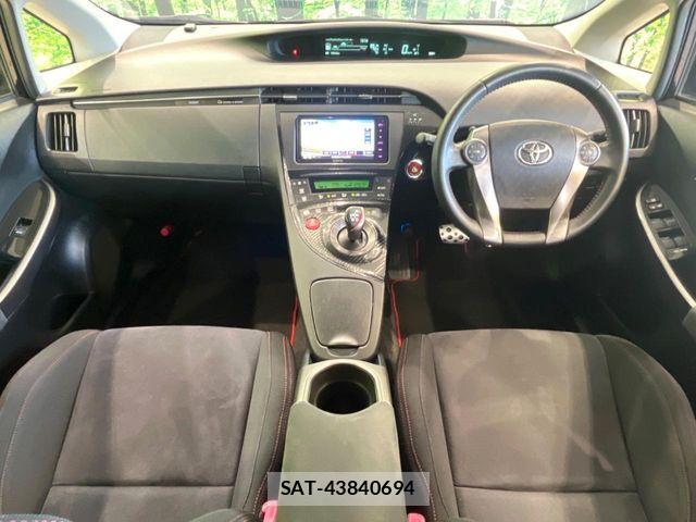 Toyota PRIUS 2013-02 7250311-1