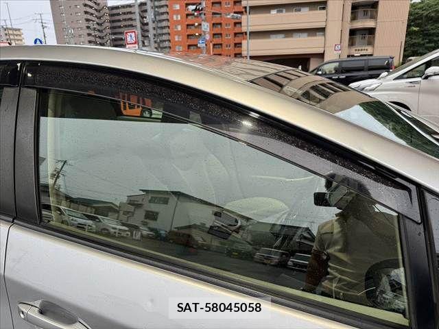 Toyota PRIUS 2014-06 7251962-27