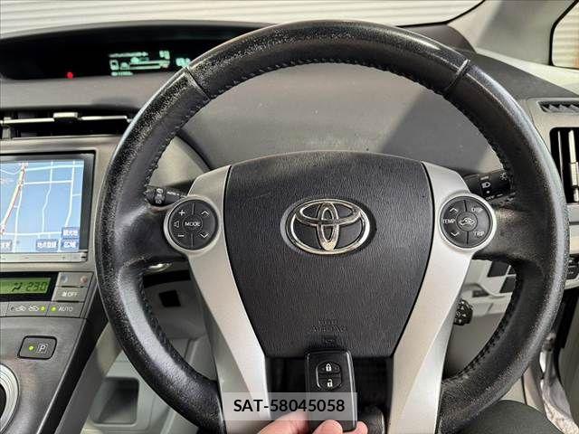 Toyota PRIUS 2014-06 7251962-6
