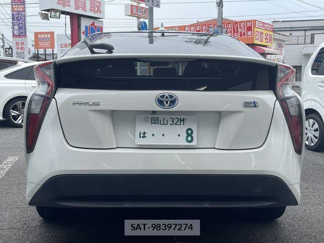Toyota PRIUS 2016-03 7272732-1