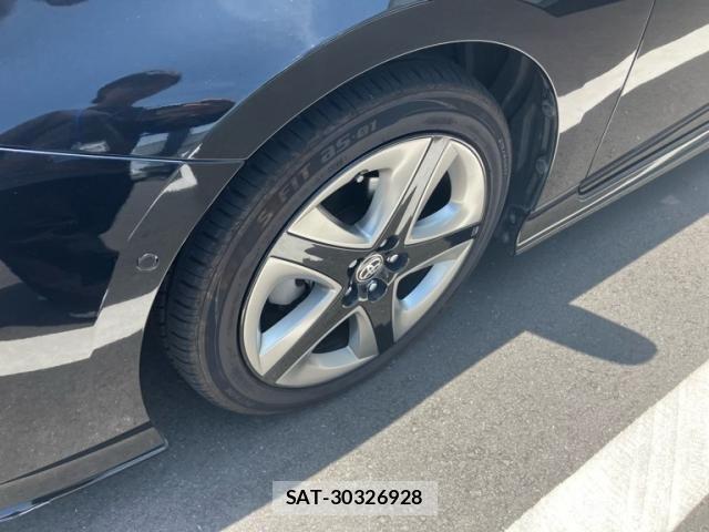 Toyota PRIUS 2017-10 7272727-4