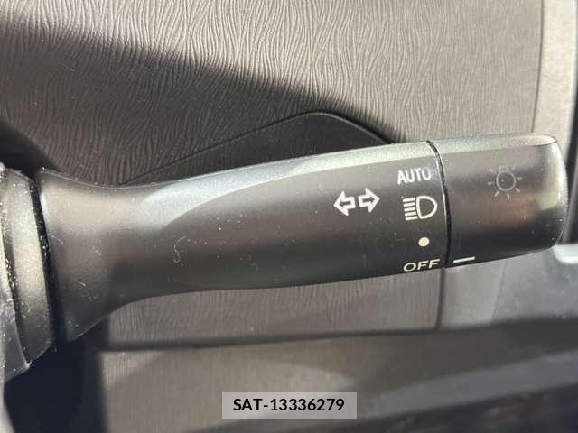Toyota PRIUS 2015-12 7272738-11