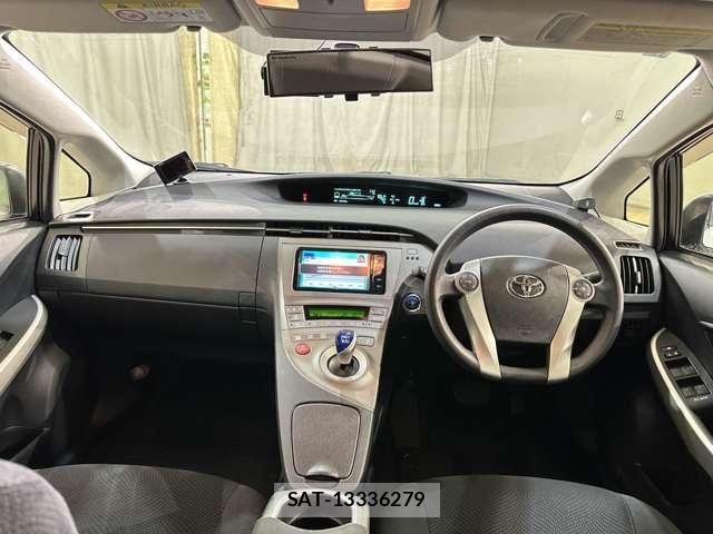 Toyota PRIUS 2015-12 7272738-15