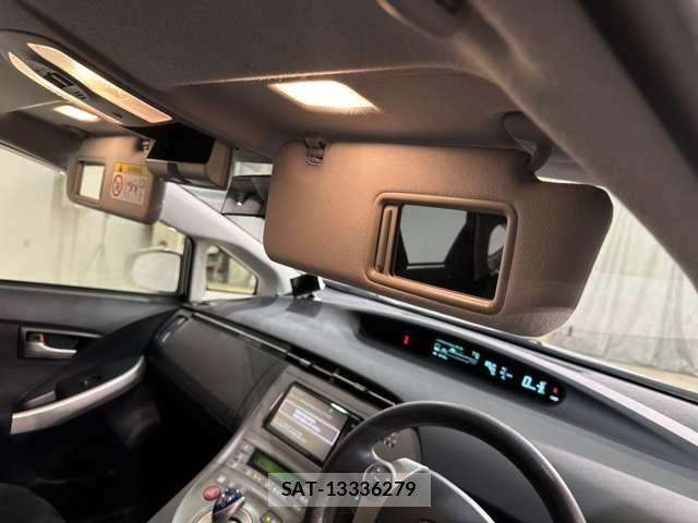 Toyota PRIUS 2015-12 7272738-24