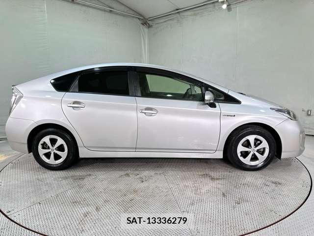 Toyota PRIUS 2015-12 7272738-3
