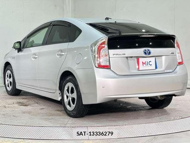 Toyota PRIUS 2015-12 7272738-6