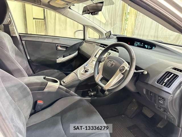 Toyota PRIUS 2015-12 7272738-8