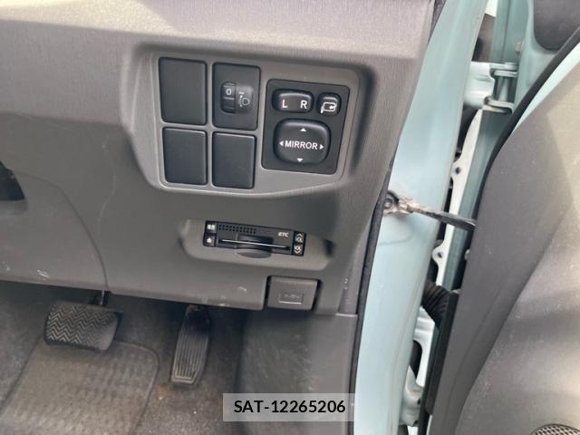 Toyota PRIUS 2010-02 7272739-11