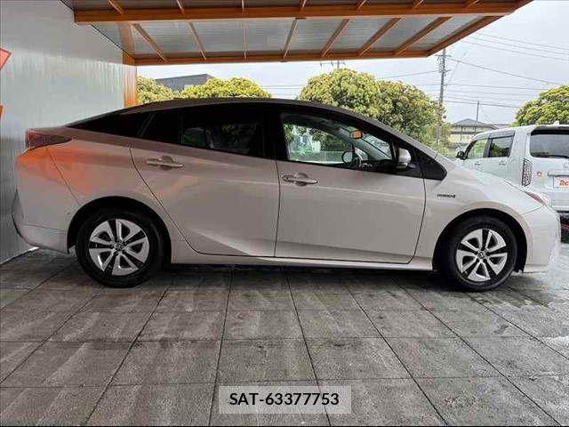 Toyota PRIUS 2017-05 7272729-10