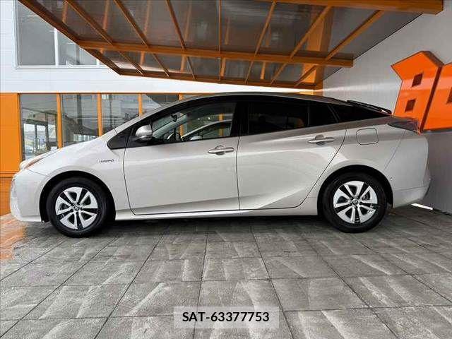 Toyota PRIUS 2017-05 7272729-11