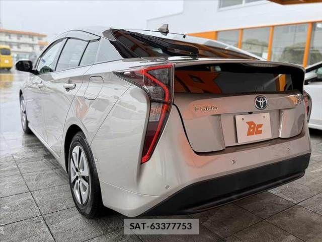 Toyota PRIUS 2017-05 7272729-12