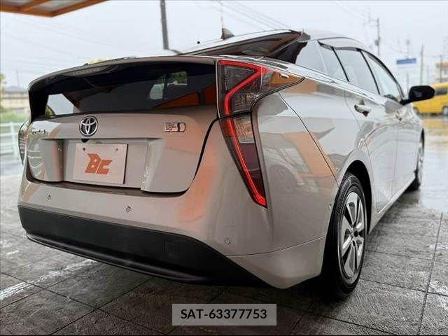 Toyota PRIUS 2017-05 7272729-14