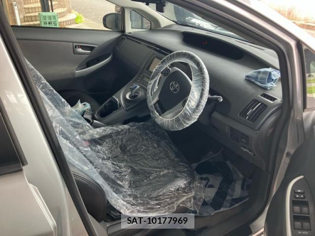 Toyota PRIUS 2011-04 7272741-14