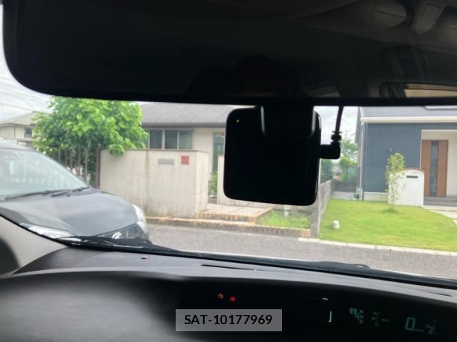 Toyota PRIUS 2011-04 7272741-21