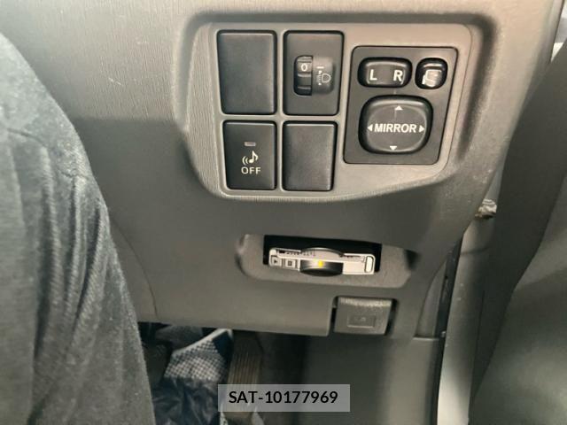 Toyota PRIUS 2011-04 7272741-23