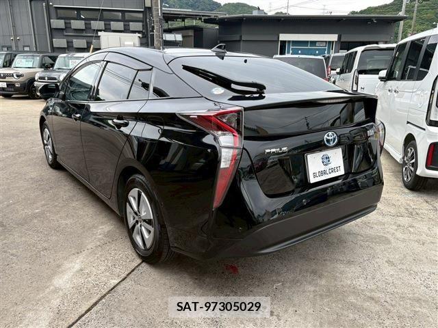 Toyota PRIUS 2016-04 7272723-12