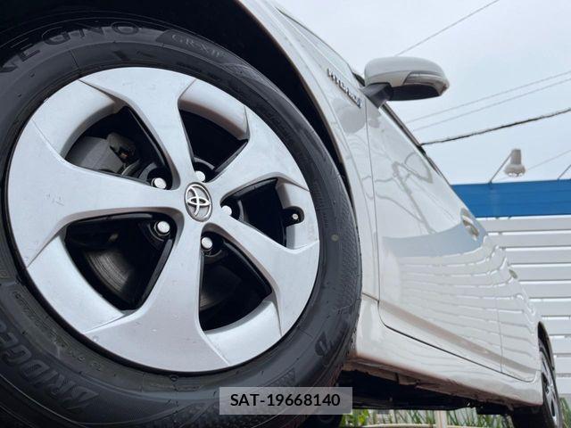 Toyota PRIUS 2015-10 7272731-12