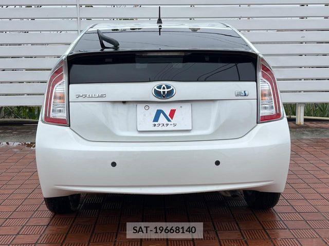 Toyota PRIUS 2015-10 7272731-14