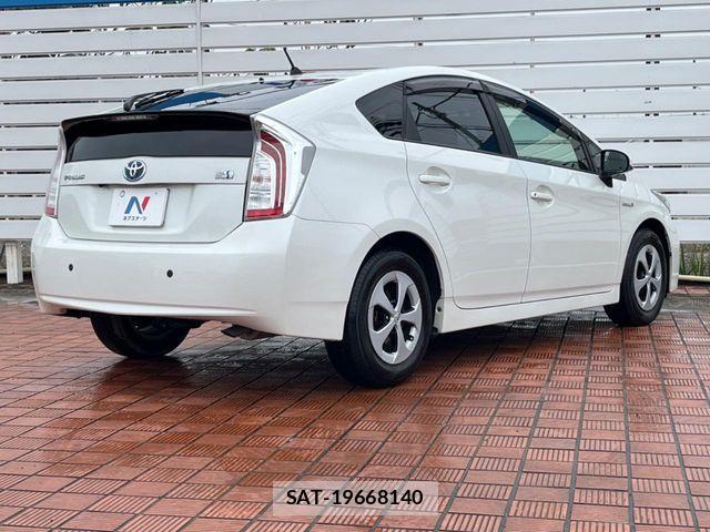 Toyota PRIUS 2015-10 7272731-16