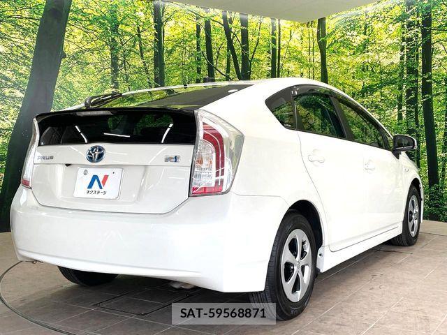 Toyota PRIUS 2013-02 7329443-16