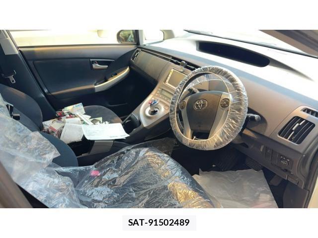Toyota PRIUS 2012-02 7329475-10