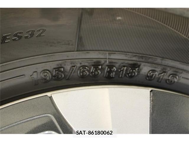 Toyota PRIUS 2019-04 7332704-26