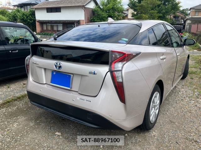 Toyota PRIUS 2017-06 7329447-2