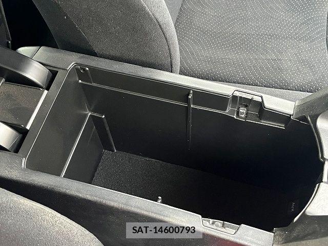 Toyota PRIUS 2013-10 7359382-11