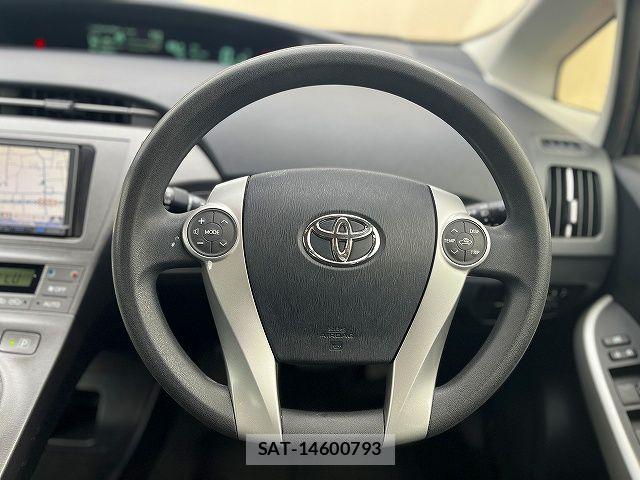Toyota PRIUS 2013-10 7359382-13