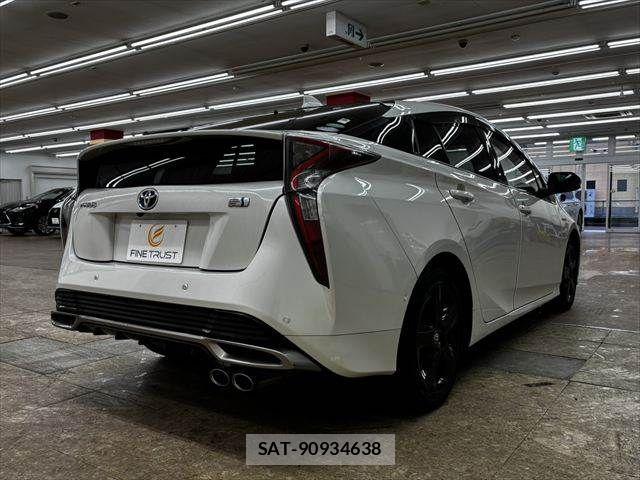 Toyota PRIUS 2016-01 7359364-17