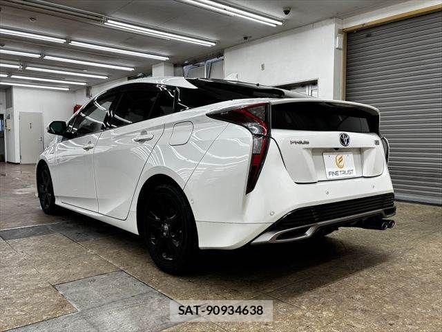 Toyota PRIUS 2016-01 7359364-18