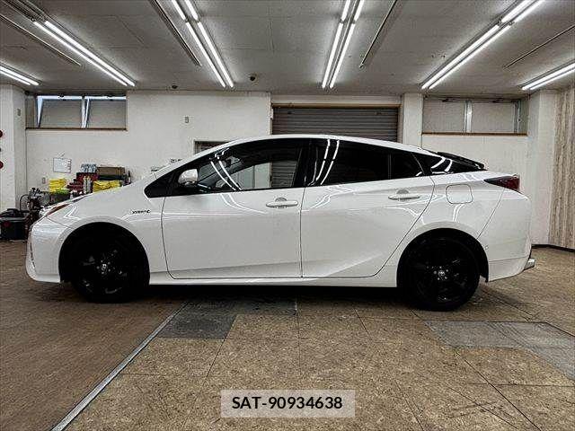 Toyota PRIUS 2016-01 7359364-19