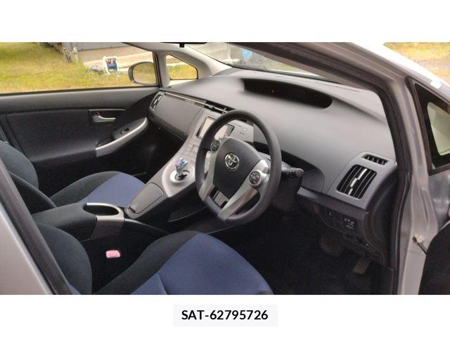 Toyota PRIUS 2013-04 7359378-9