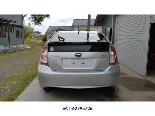 Toyota PRIUS 2013-04 7359378-4