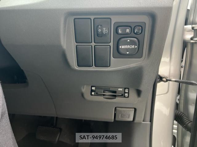 Toyota PRIUS 2010-04 7359388-21