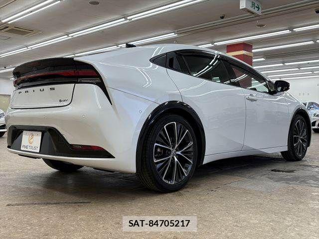 Toyota PRIUS 2023-05 7359327-16