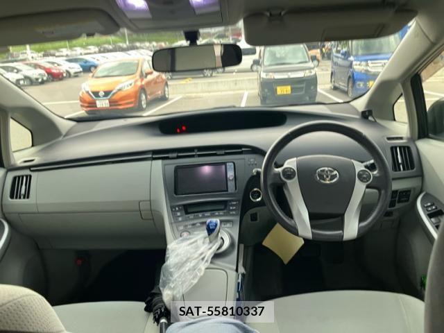 Toyota PRIUS 2011-10 7359398-12
