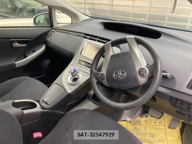 Toyota PRIUS 2013-08 7359395-13