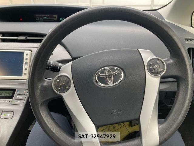 Toyota PRIUS 2013-08 7359395-15