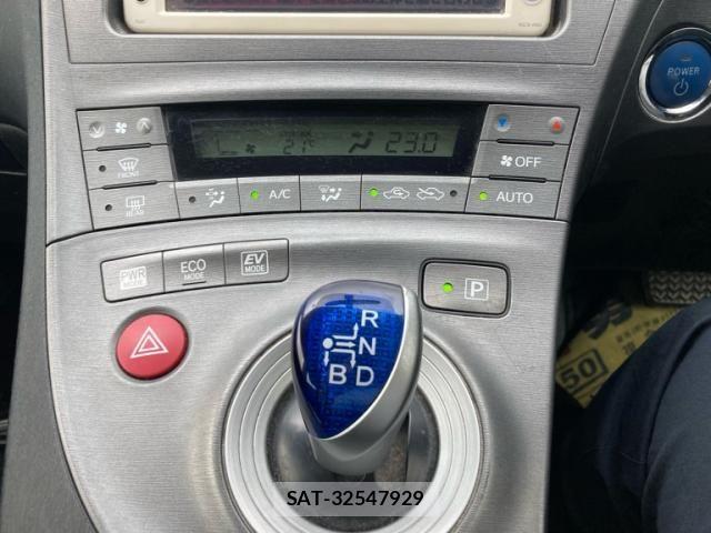 Toyota PRIUS 2013-08 7359395-18