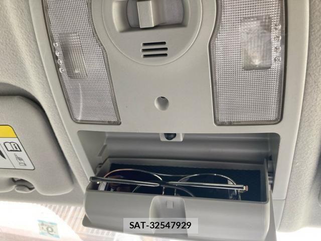 Toyota PRIUS 2013-08 7359395-19